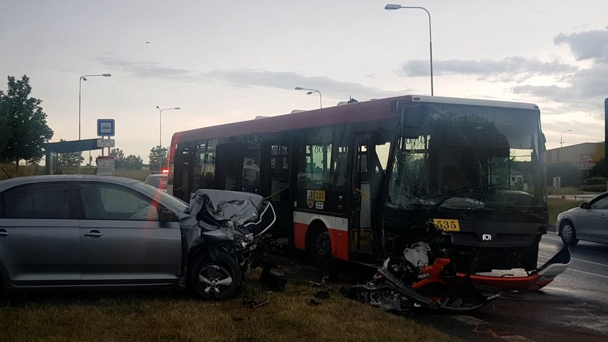 Autobus se v Plzni srazil s autem. Zranili se čtyři lidé